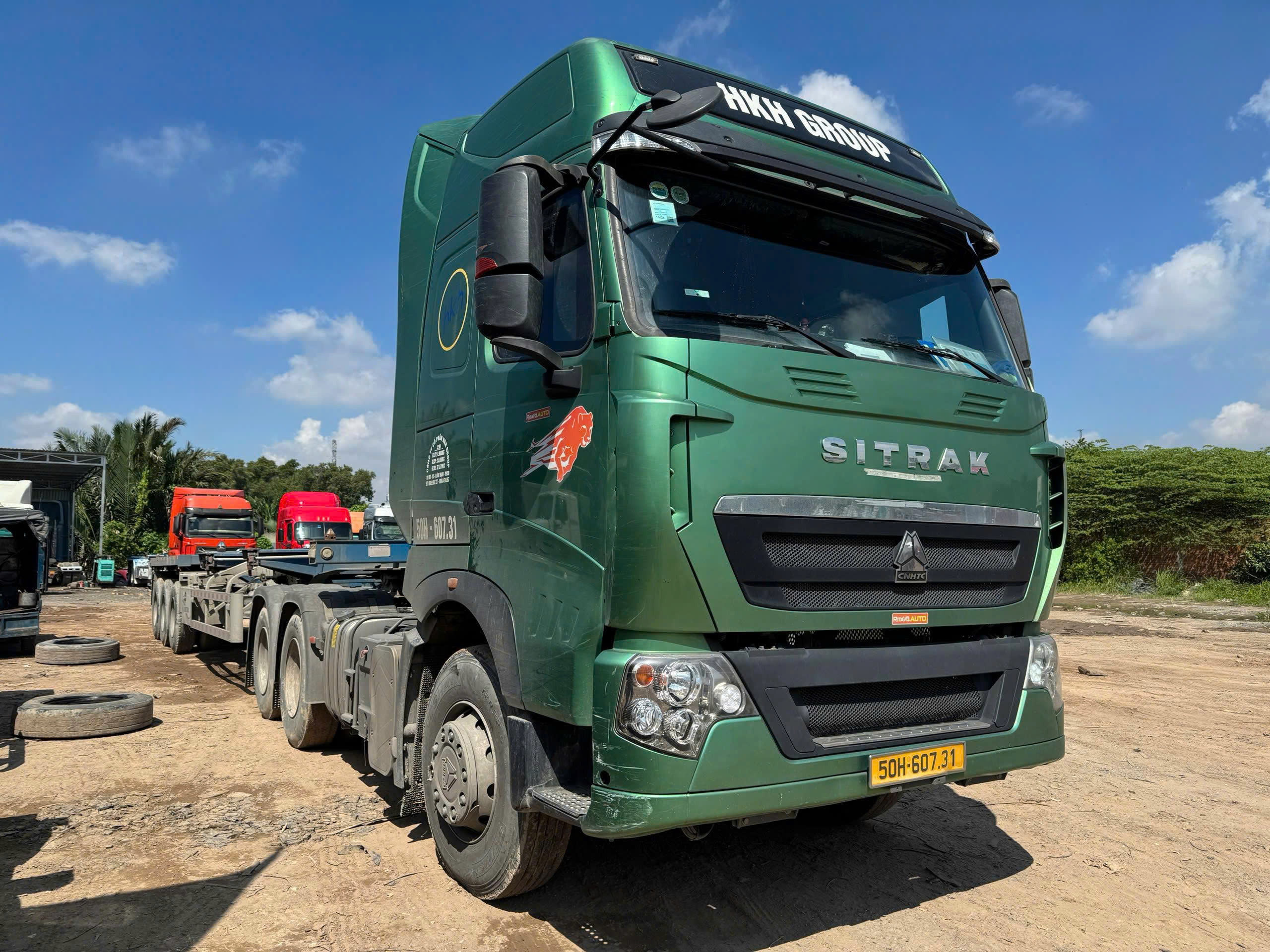 Đội xe HKH Group - SITRAK đầu kéo xanh